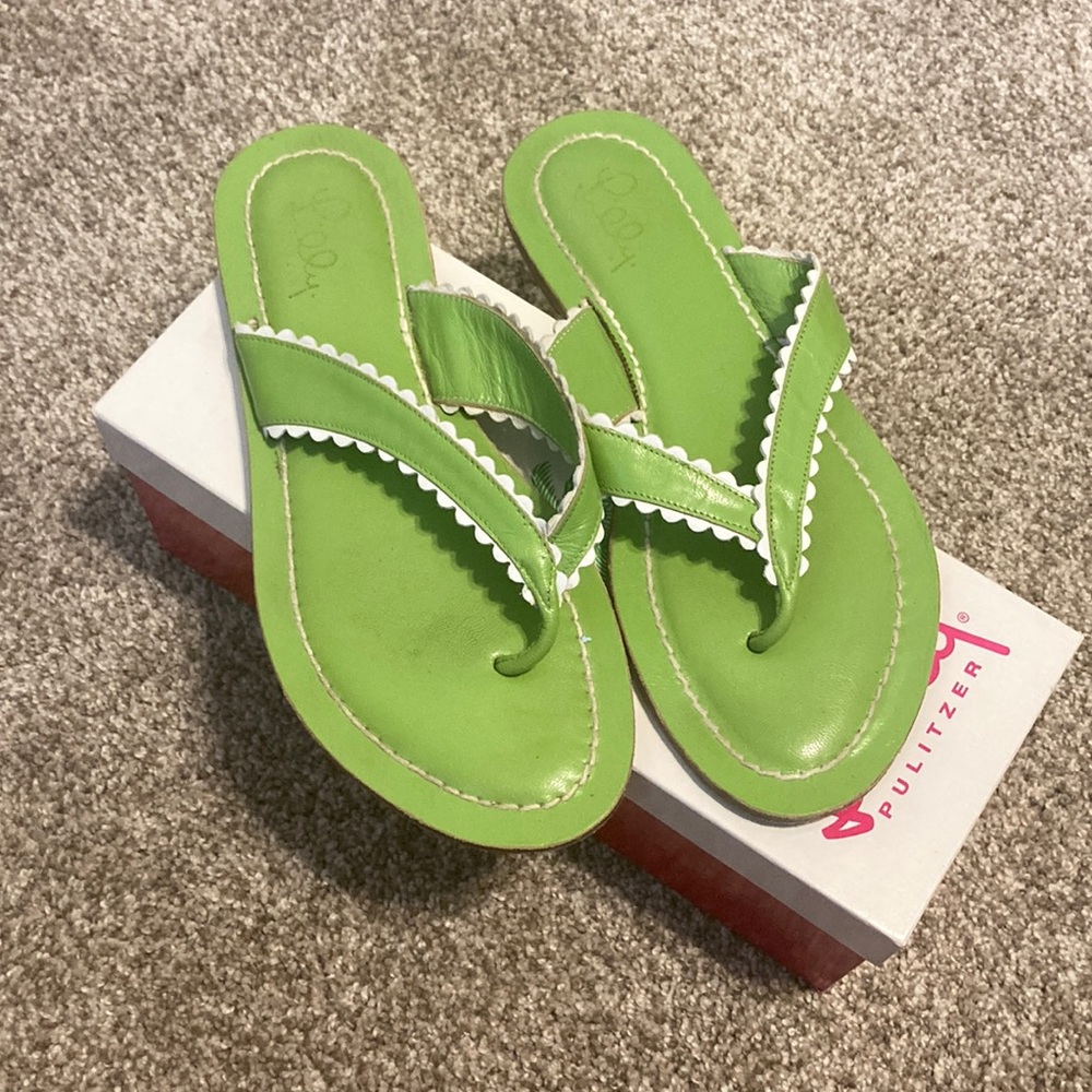 Lilly Pulitzer Scalloped Leather Flat Green Sandal. Size 9